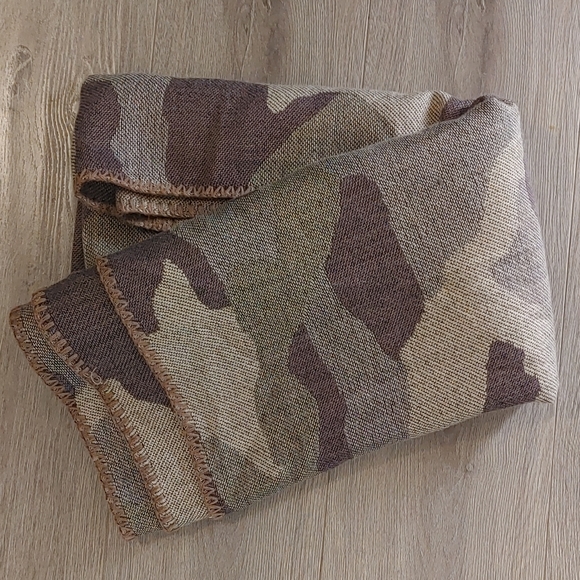 Pancho scarf l beautiful material l brand: just cozy new with tag l camo l fall - Picture 1 of 4